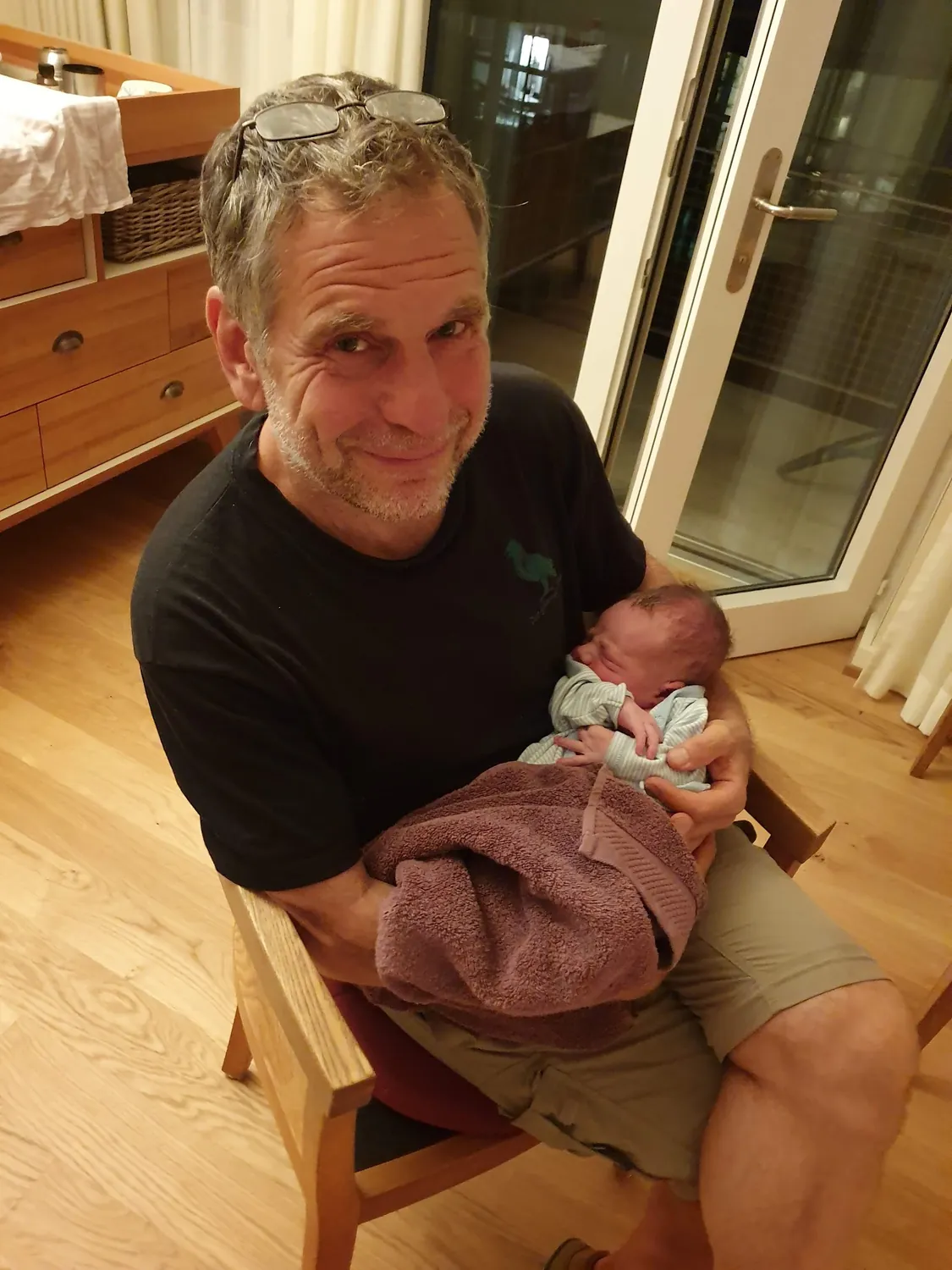 Andreas, genannt Schlopi, mit dem neugeborenen Koa, 2019