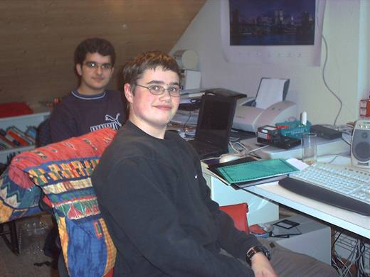 Anno 2002: Pola im Nike-Pulli mitten im Dachzimmer-Rechenzentrum, hinten grüsst der Kollege