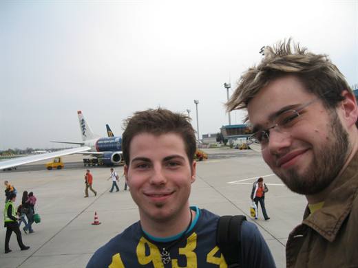 Rollfeld-Selfie 2006: die Frisuren melden Sturm, im Hintergrund wartet schon der Flieger