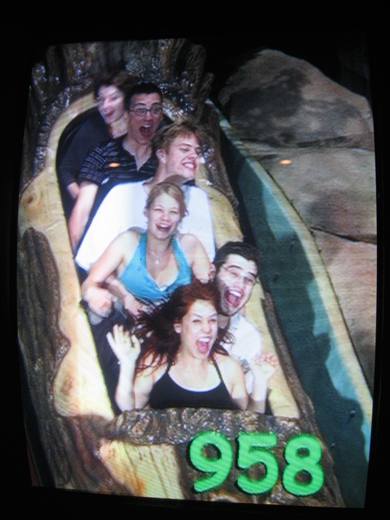 Foto Nummer 958: Julia kreischt zuvorderst in der Wildwasserbahn, die Haare fliegen mit