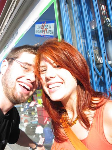 Schiefes Sommerselfie vor dem Schaufenster, Julias Haare leuchten mit der Sonne um die Wette