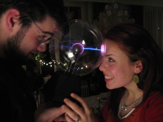 Weihnachten 2006, Julia lässt an der Plasmakugel die Funken fliegen, Pola prüft die Physik