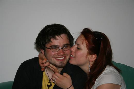 An der Einweihungsparty kriegt Pola von Julia gleichzeitig Kuss und Wangenkneifer