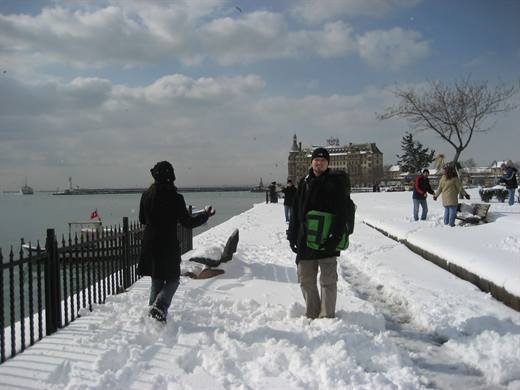 Istanbul im Schnee, Pola auf der Uferpromenade, hinter ihm der Bahnhof Haydarpaşa