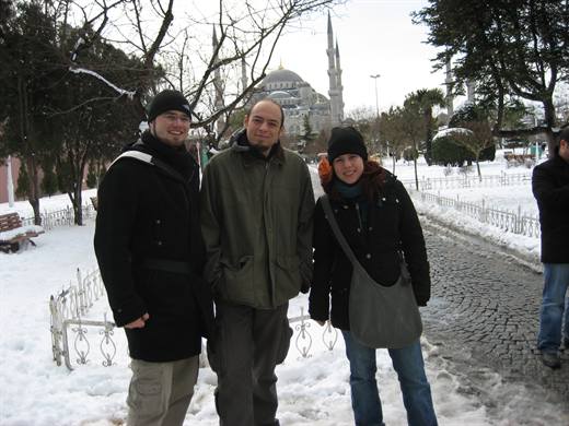 Wintermützen vor der Blauen Moschee, Julia und Pola mit Reisebegleitung im Schnee