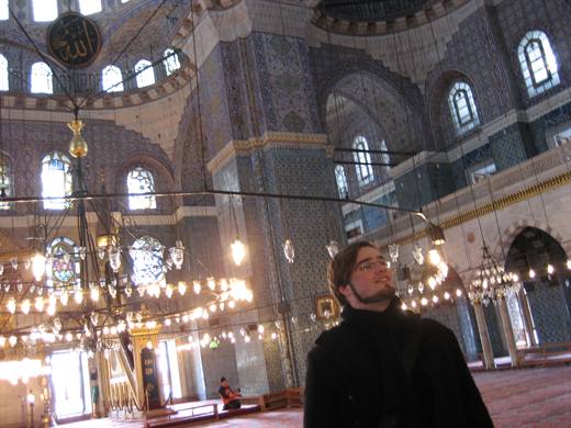 Pola unter tausend Lämpchen in der Neuen Moschee, der Blick geht nach oben