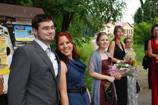Schick gemacht fürs Fest in Polen, Pola und Julia posieren vor der Plakatwand