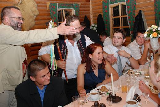 Besuch in Bergler-Tracht am Festtisch, Julia und Pola sind bestens unterhalten