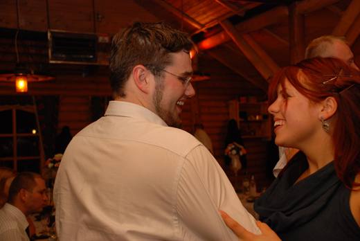 Beim Fest im Blockhaus haben Pola und Julia nur Augen füreinander