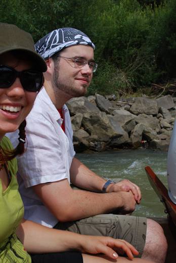 Flussfahrt mit Bandana und Käppi, das Foto kam quer, die Laune blieb kerzengerade