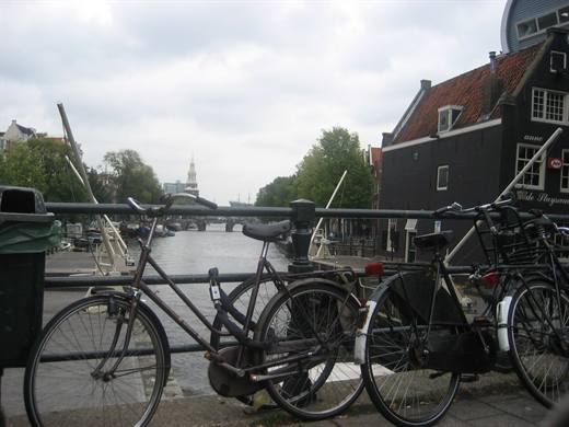 Amsterdam wie aus dem Bilderbuch, Velos am Brückengeländer und Grachtenwasser dahinter