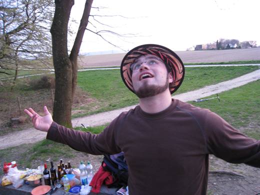 Hut auf, Arme offen, Blick zum Himmel, Pola begrüsst den Picknickabend 2009 standesgemäss