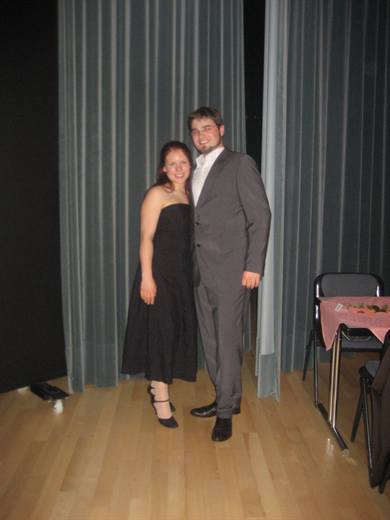Julia und Pola herausgeputzt am Ball 2009, sie im kleinen Schwarzen, er im grauen Anzug