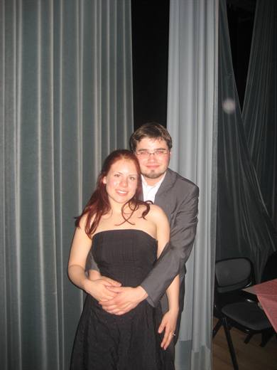 Pola hält Julia von hinten im Arm, kurze Ballpause 2009 vor dem grossen Vorhang