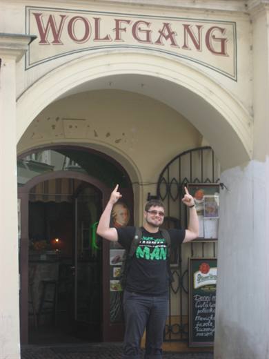 Beide Hände hoch für Wolfgang, Pola hat in Prag das Mozart-Beizli gefunden