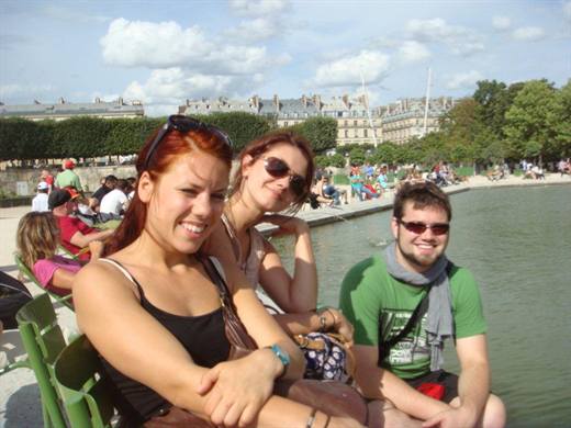 Junge Jahre in Paris, Julia und Pola lümmeln in den grünen Stühlen am Becken der Tuilerien