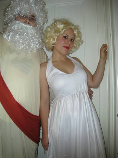 Julia als Marilyn, Pola im Bettlaken mit weissen Locken, die Mottoparty fordert vollen Einsatz