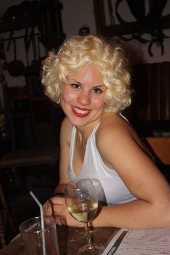 Blonde Locken, rote Lippen und ein Glas Weisswein, Julia gibt 2010 die perfekte Marilyn