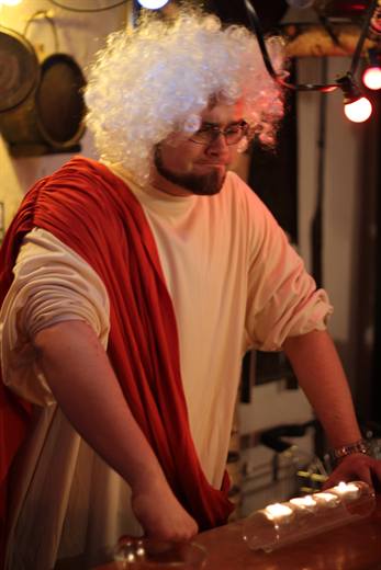 Toga, rote Schärpe und eine Wolke von Perücke, Pola nimmt seine Rolle sichtlich ernst