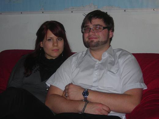Heiligabend 2010, Julia und Pola schick auf dem roten Sofa, oben wacht die Weltkarte