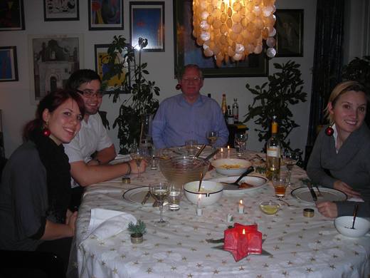 Weihnachtsessen 2010 bei Kerzenlicht, die Suppe dampft und die Familienrunde ist komplett