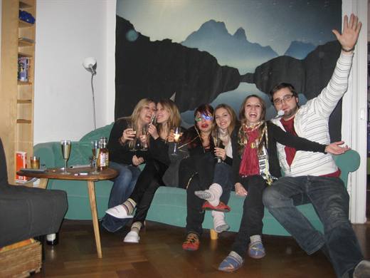 Silvester auf dem grünen Sofa, Wunderkerzen, Sektgläser und Pola mit ganz grosser Geste