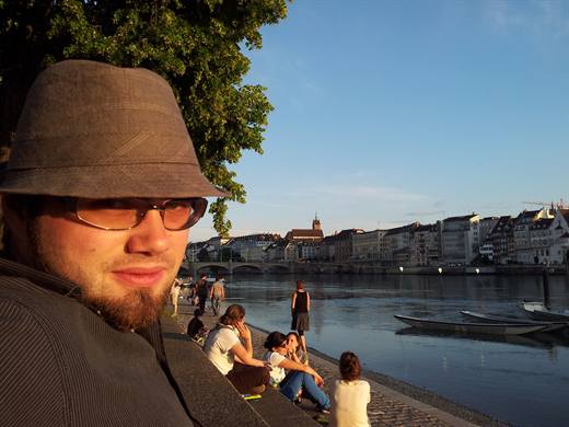 Abendsonne am Basler Rheinbord, Pola mit Hut und prüfendem Blick über die Schulter