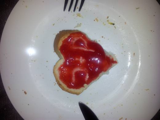 Ein Herz aus Brot mit Erdbeerkonfitüre, Liebe geht bekanntlich durch den Magen