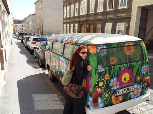 Liebe auf den ersten Blick: Julia umarmt in Wien einen Flower-Power-Bulli