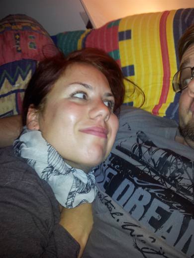 Sofa-Selfie 2011: Julia schielt verschmitzt zu Pola hinüber