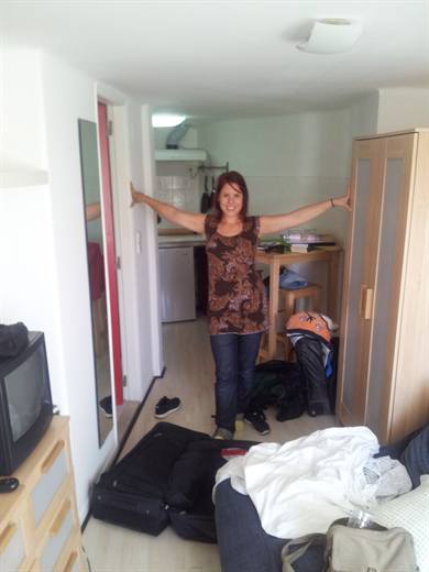 Julia misst die Ferienwohnung aus, eine Armspannweite reicht locker von Wand zu Wand