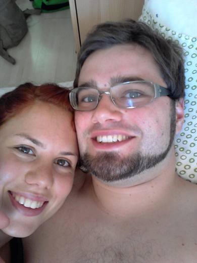 Bettselfie am Morgen, Julia und Pola strahlen mit dem Kettenbart um die Wette