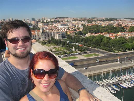 Julia und Pola hoch über Belém, im Rücken das Jerónimos-Kloster von Lissabon
