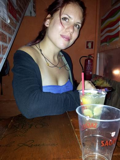 Spätnachts in Portugal: Julia mit Mojito, der Sagres-Becher wartet schon auf die nächste Runde