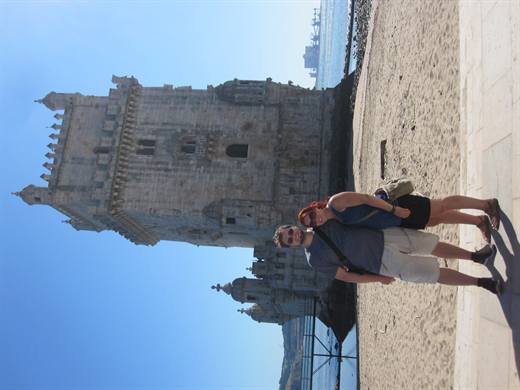 Julia und Pola am Torre de Belém, nur die Kamera hat sich quergelegt