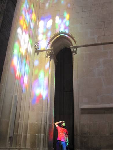 Winzig unter dem Farbenregen: Pola sucht in der Kirche die Quelle des bunten Lichts