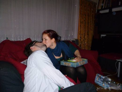 Weihnachten 2011, ein Dixit auf dem Schoss und ein Kuss als Quittung