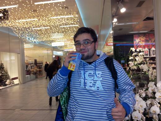Der Pulli sagt Ice Tea, das Tetrapak in Polas Hand liefert den Beweis