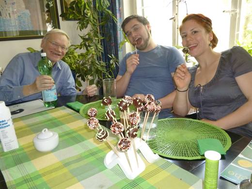 Cakepops frisch vom Ständer, Julia und Pola naschen, am Tisch wird herzlich gelacht