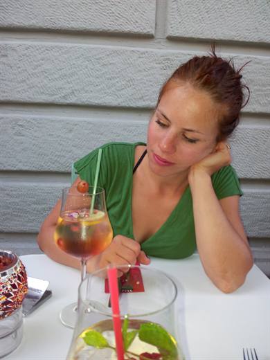Julia und ihr Sommerdrink, die Kirsche am Strohhalm hält noch tapfer durch