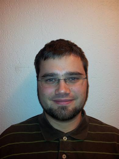 Pola vor weisser Wand, halb Passfoto, halb Profilbild, ganz er selbst