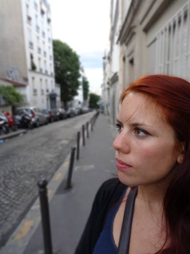 Julia mit feuerrotem Haar in den Gassen von Paris, der Blick schon beim nächsten Abenteuer