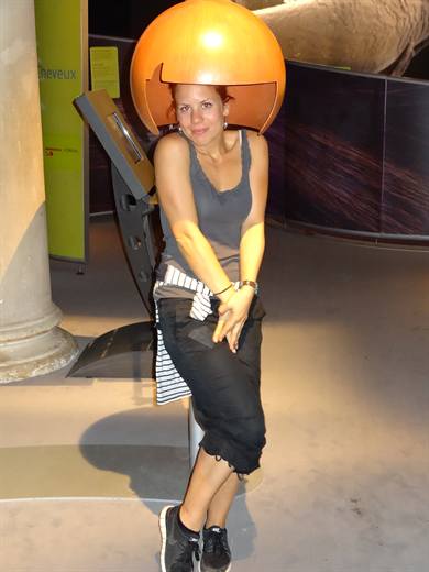 In der Ausstellung «Cheveux» probiert Julia die orange Riesentrockenhaube