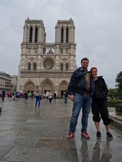 Paris 2012: Julia und Pola vor Notre-Dame, der Regen hat sich extra für das Foto kurz verzogen