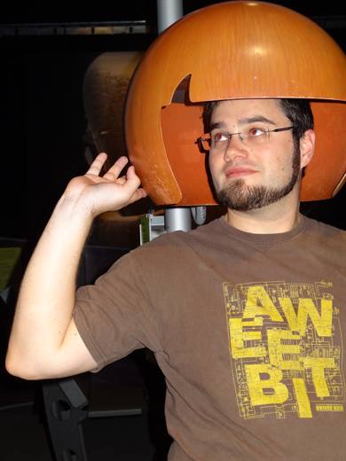 Die orange Haube macht Pola sichtlich nachdenklich, grosse Gedanken im Museum