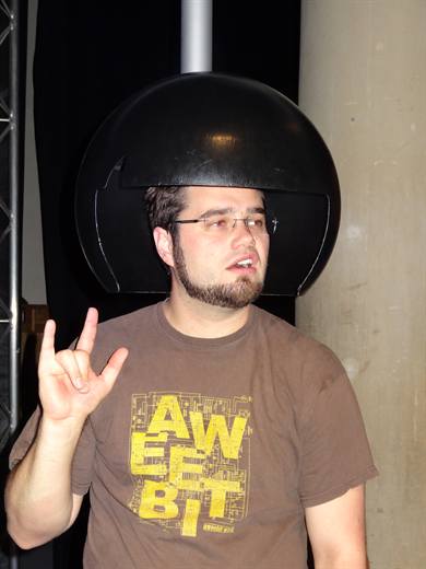 Pola unter der schwarzen Kugelhaube, der Rockergruss sitzt trotzdem