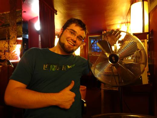 Pariser Sommerhitze, und Pola hat den wahren Star der Bar gefunden: Daumen hoch für den Ventilator