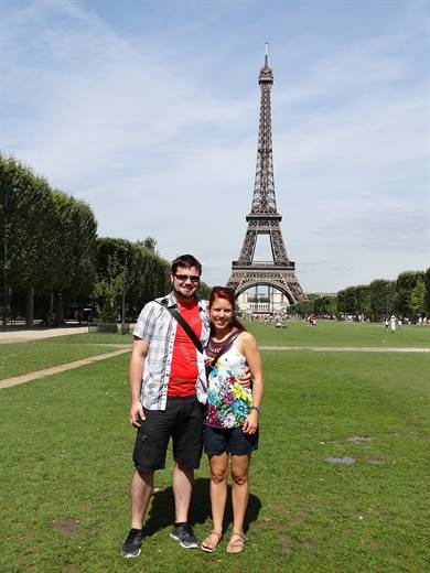 Arm in Arm auf dem Champ de Mars, hinter Julia und Pola macht sich der Eiffelturm schön gerade