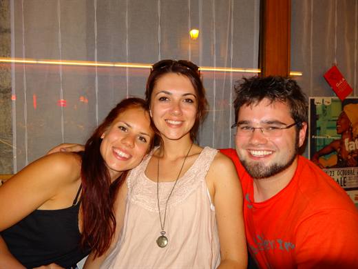 Bistroabend zu dritt, Julia und Pola strahlen mit einer Freundin um die Wette