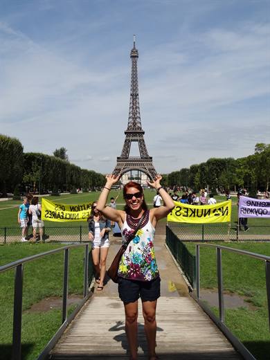 Perspektivenspiel auf dem Champ de Mars, Julia packt den Eiffelturm kurzerhand an der Spitze